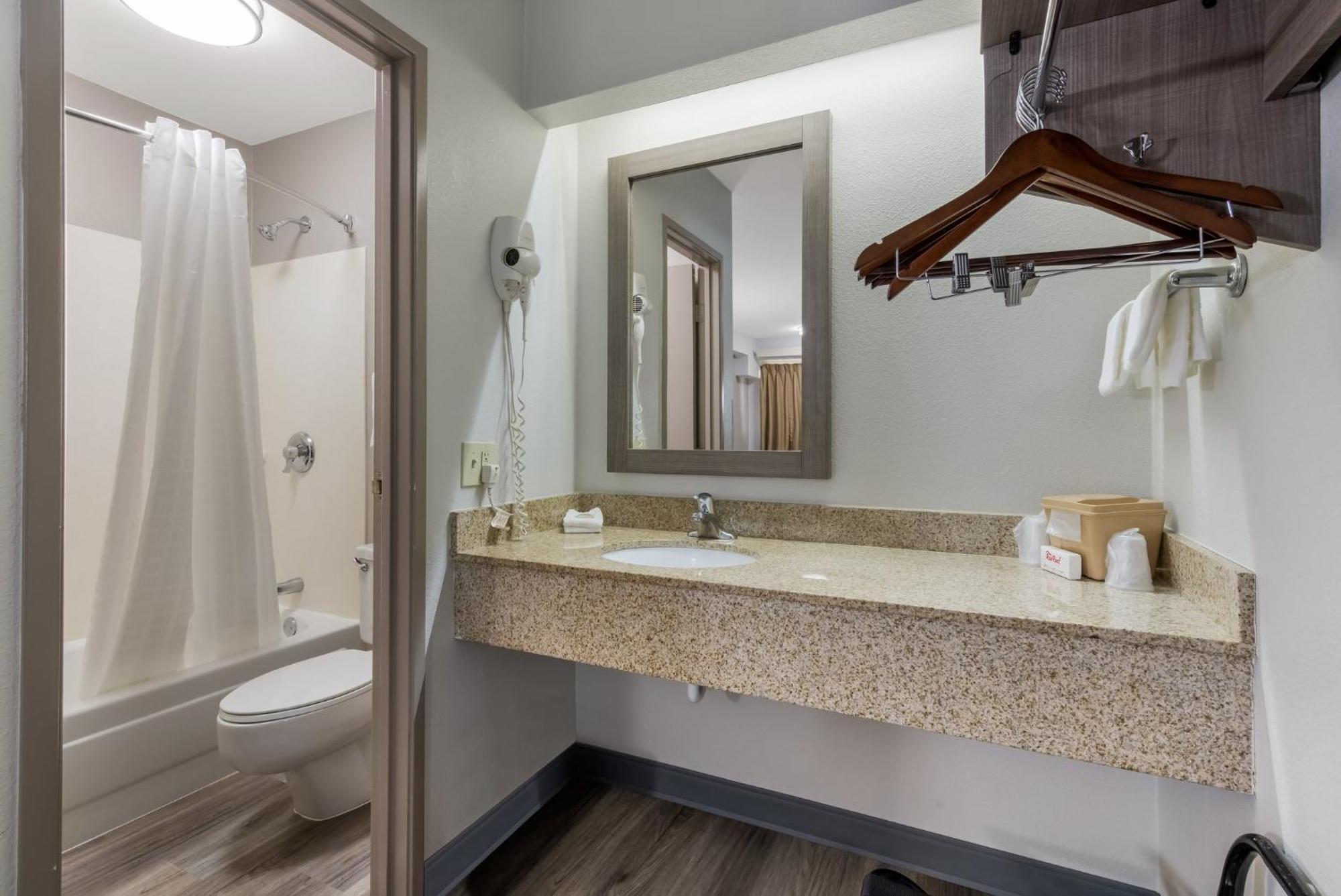 Red Roof Inn Hickory Bagian luar foto