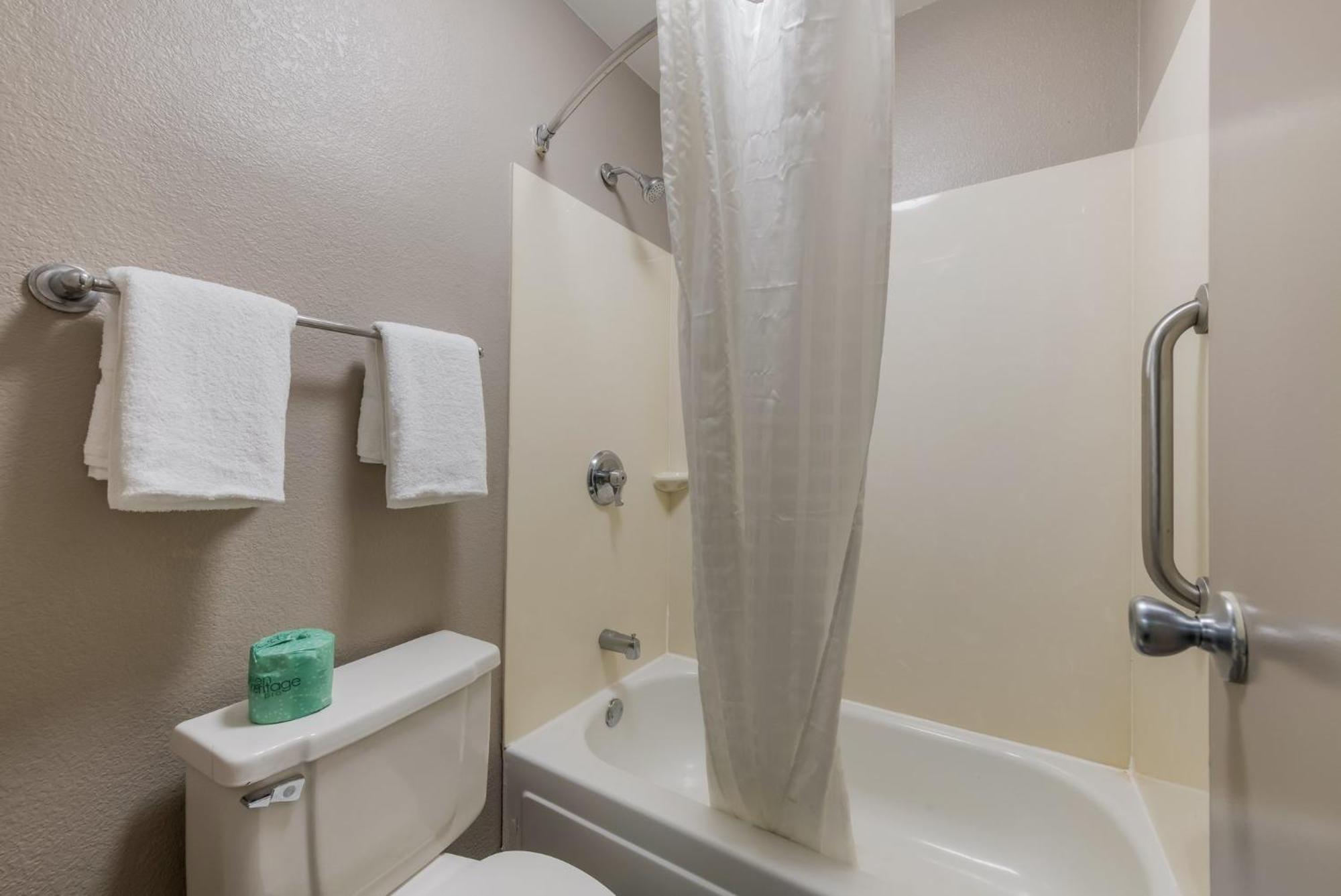 Red Roof Inn Hickory Bagian luar foto