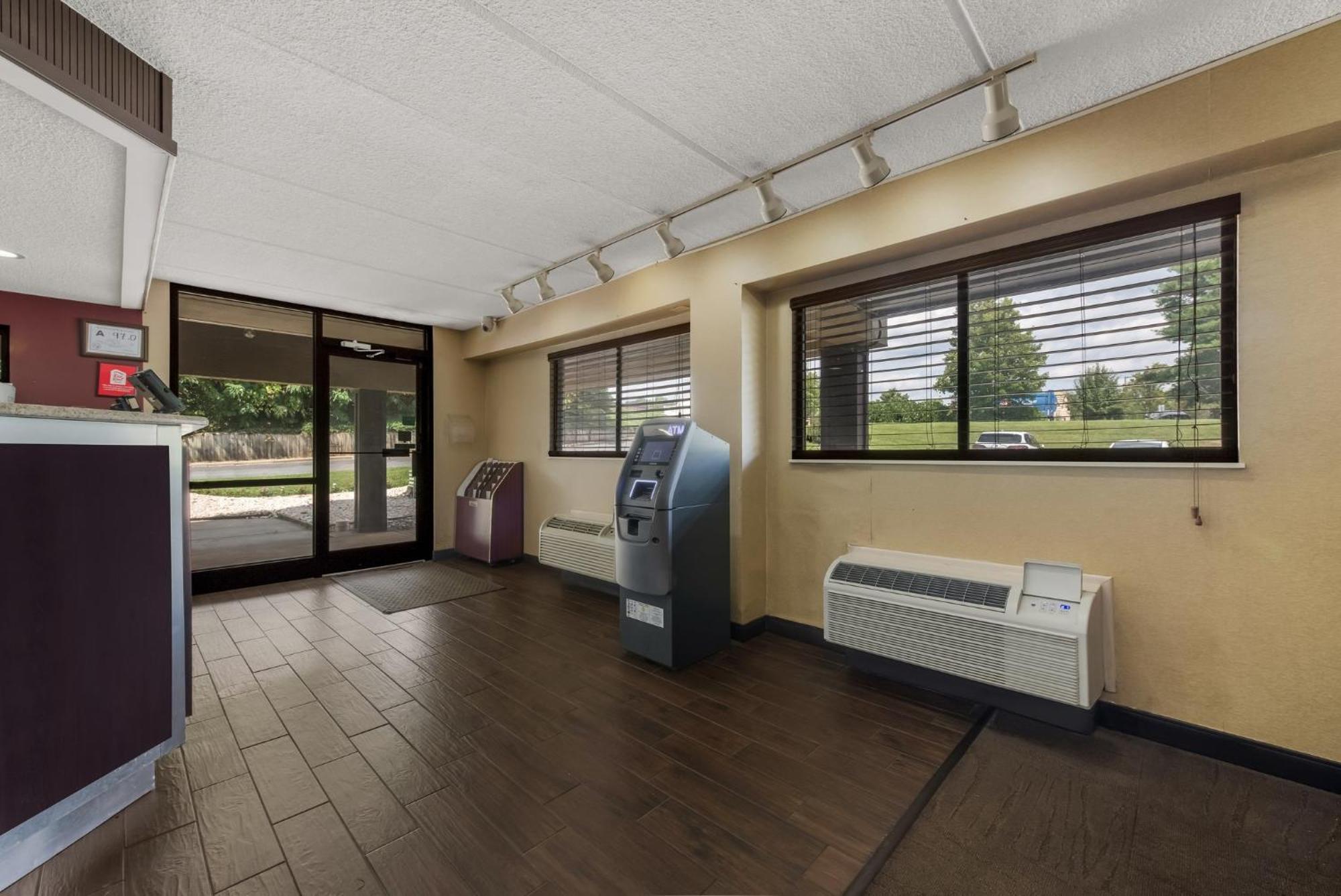 Red Roof Inn Hickory Bagian luar foto