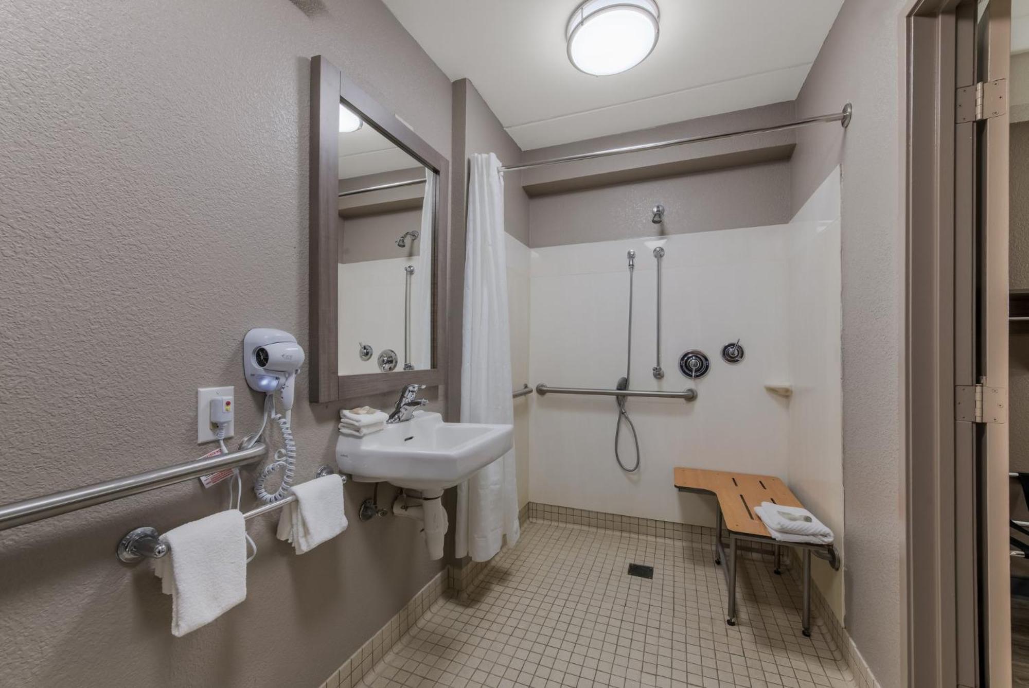 Red Roof Inn Hickory Bagian luar foto