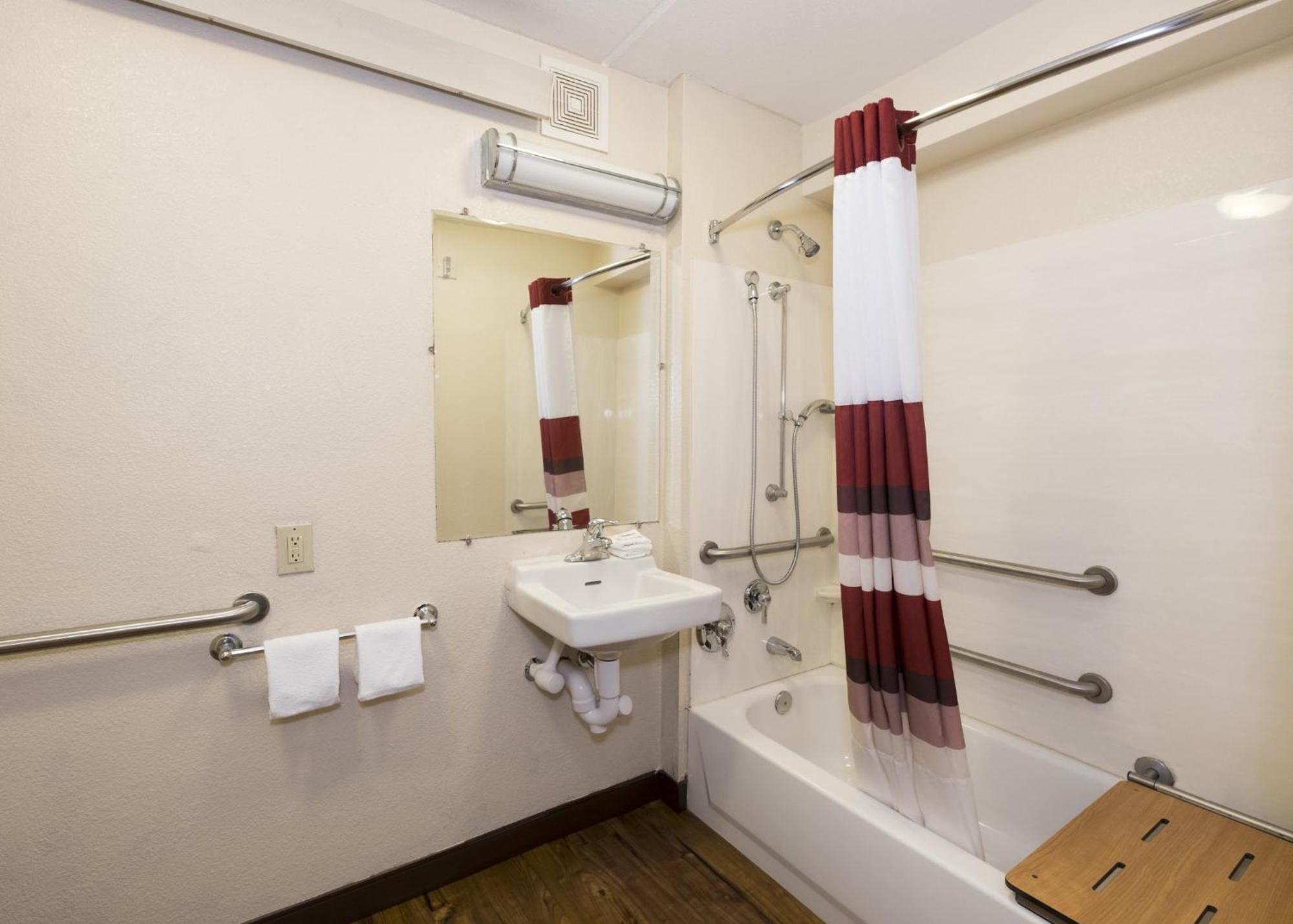 Red Roof Inn Hickory Bagian luar foto