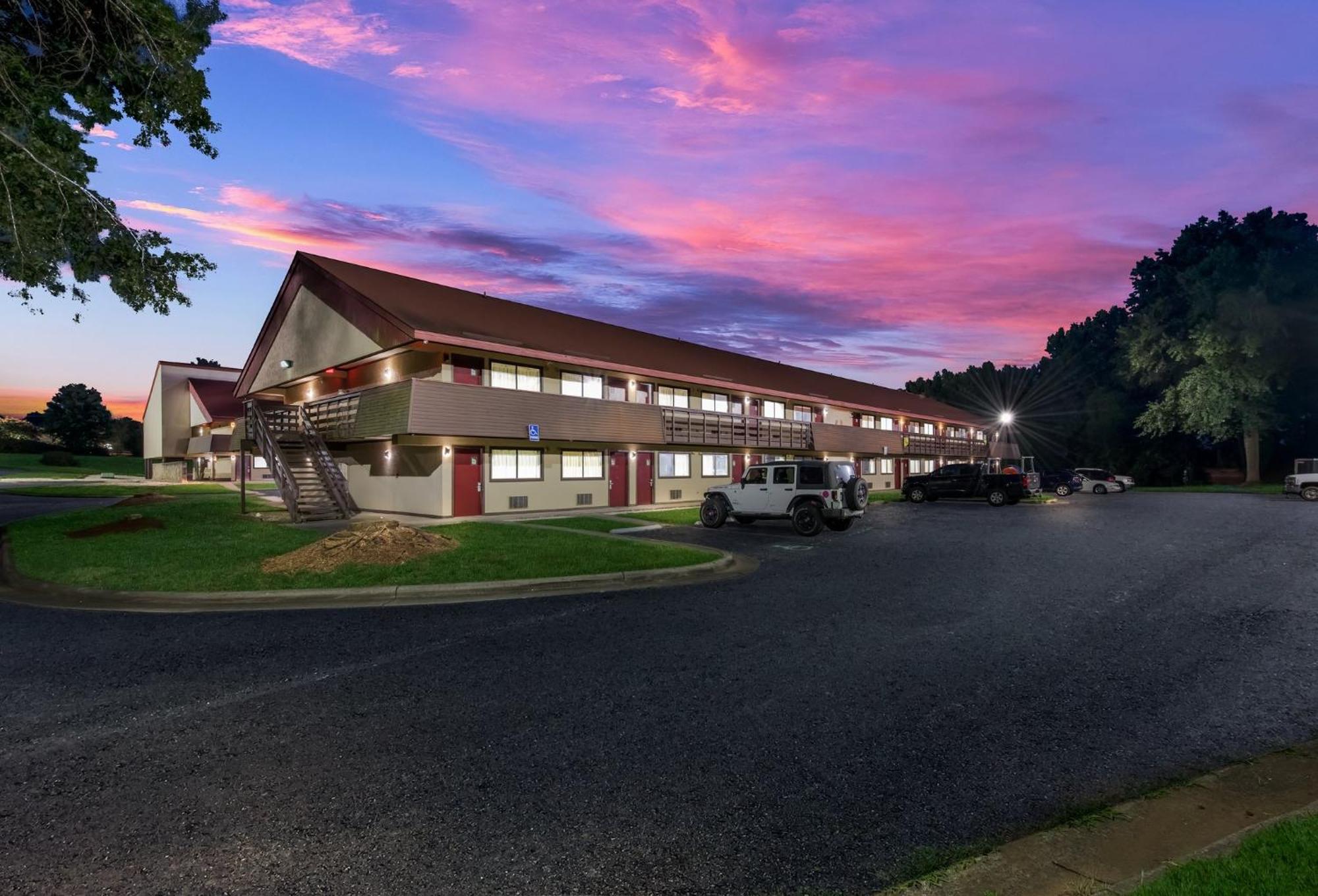 Red Roof Inn Hickory Bagian luar foto
