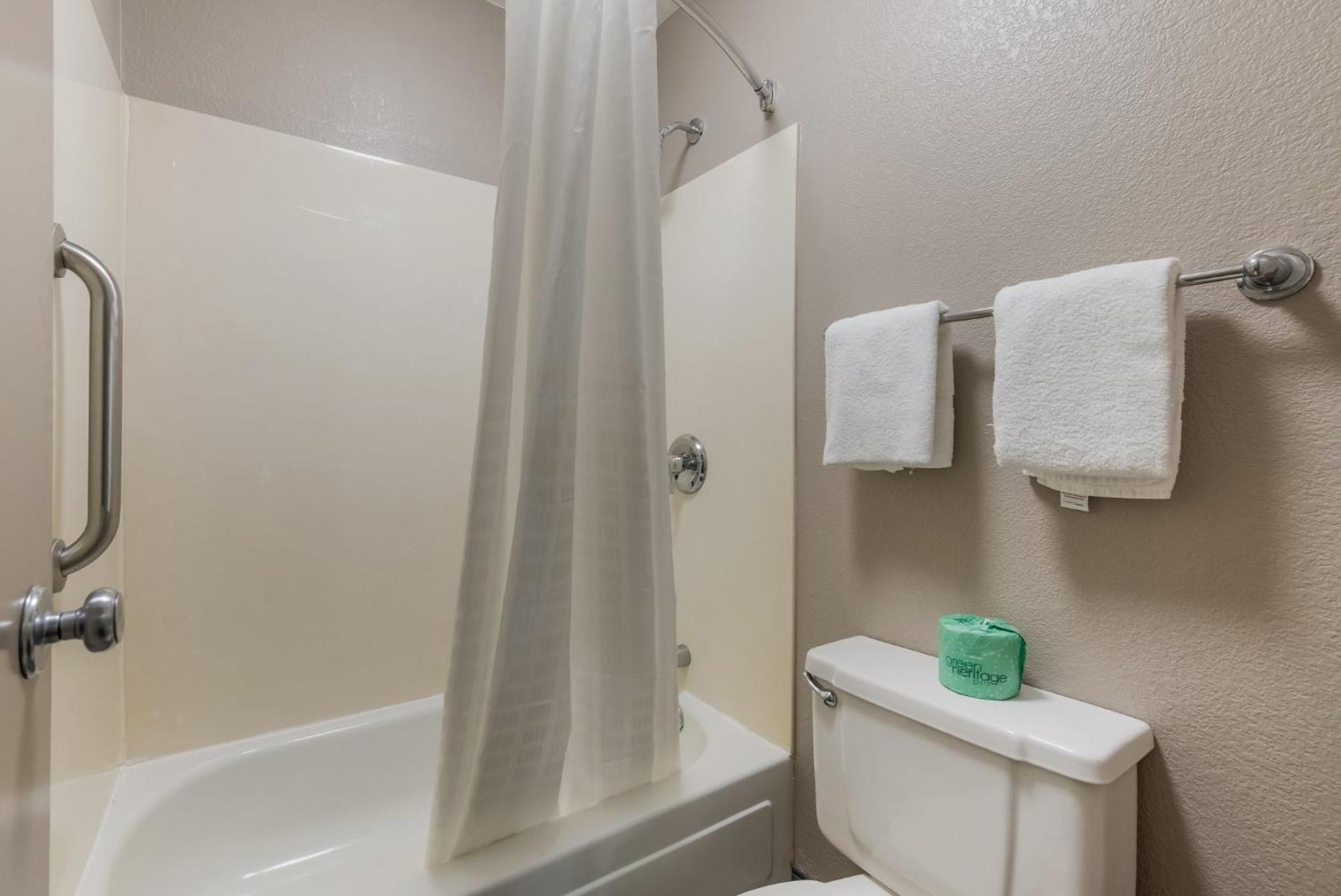 Red Roof Inn Hickory Bagian luar foto